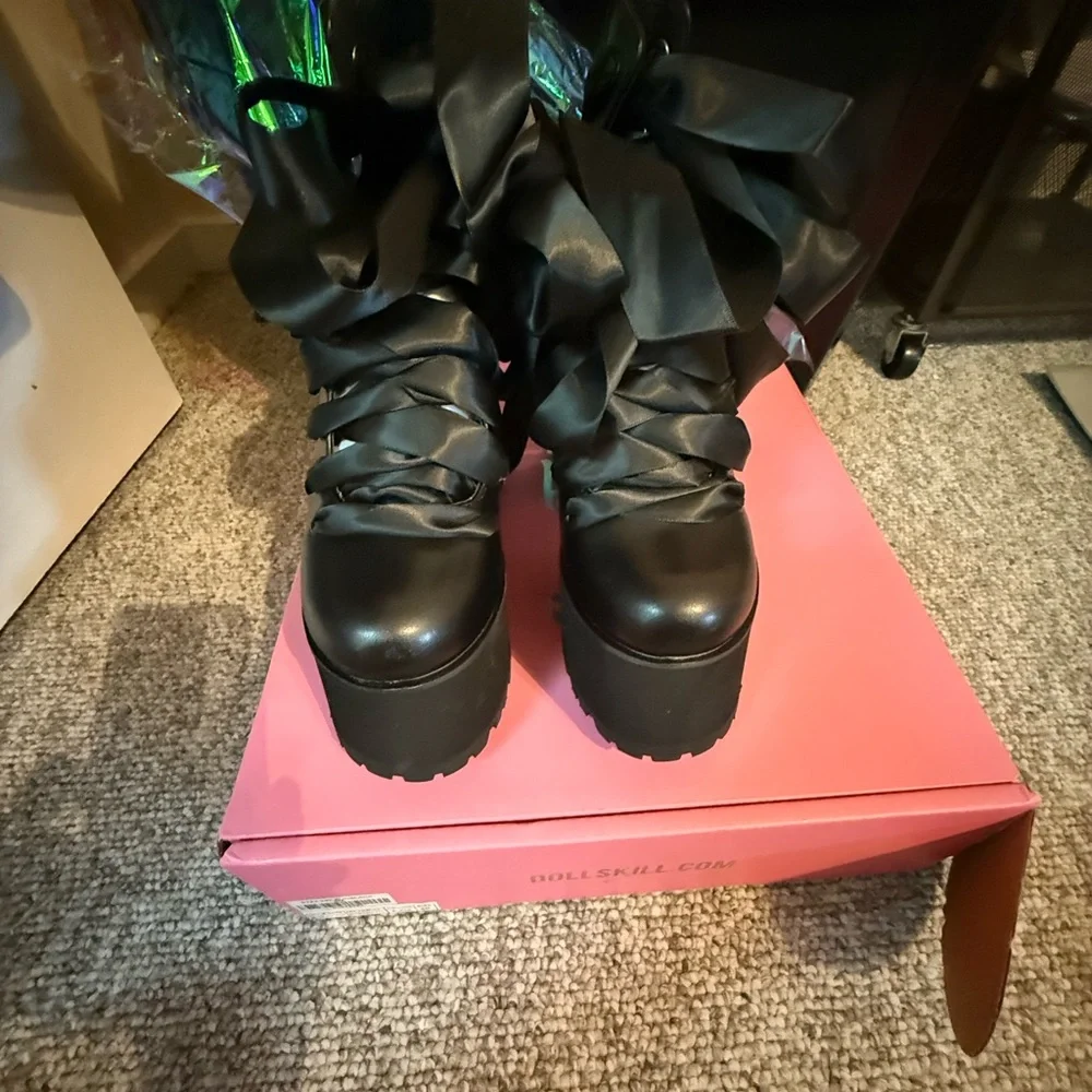 NIB Dolls Kill Dancing Hearts Platform Boots – Black- W6 - Picture 5 of 11